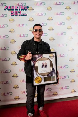 J.ÁLVAREZ RECIBE DISCO DE ORO POR SU SENCILLO, "RICO SUAVE"